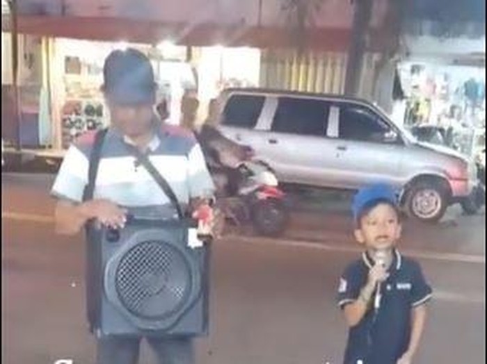 Viral, Foto Lawas Farel Prayoga Ngamen Bersama Sang Ayah Dipinggir Jalan