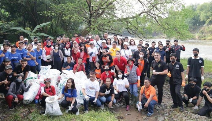Peringati HUT RI ke-77, IHGMA Bogor Raya Bersihkan Sungai Ciliwung