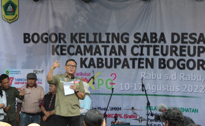
 Plt. Bupati Bogor Iwan Setiawan melakukan aksi Gerakan 10 Juta Bendera di lapangan Kenam Desa Tarikolot, Kecamatan Citeureup, Kamis 11 Agustus 2022. (Diskominfo Kab Bogor/Bogordaily.net)