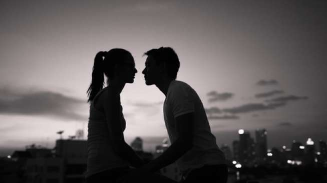 
 Ilustrasi pasangan berciuman. (Shutterstock/Suara.com/Bogordaily.net)
