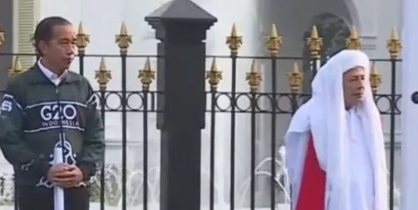 
 Presiden Joko Widodo (Jokowi) melepas Kirab Merah Putih dari depan Istana Merdeka, Jakarta, sekira pukul 7.00 WIB. Didampingi Kapolri Jenderal Listyo Sigit Prabowo dan ulama kharismatik Habib Luthfi bin Yahya [SuaraSulsel.id/Antara via suara.com]