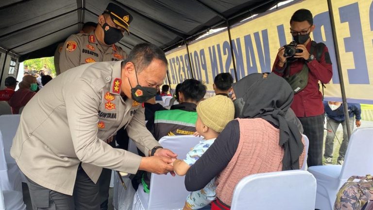 Kapolda Jawa Barat Irjen Pol Suntana Kunjungi Gerai Vaksin di Alun-alun Kota Bogor