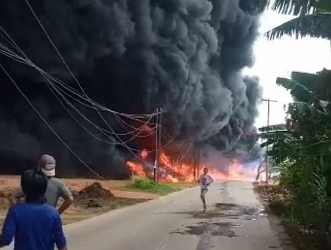 Duaaar! Gudang Penyimpanan BBM Ilegal di Palembang Terbakar