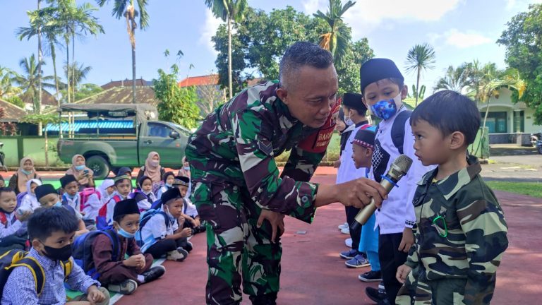 Senangnya Anak TK Nurul Huda ketika Masuk di Markas Tentara