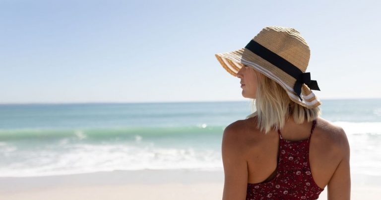 Hindari Kulit Sunburn, Ini 5 Rekomendasi Topi Trendy untuk Liburan ke Pantai