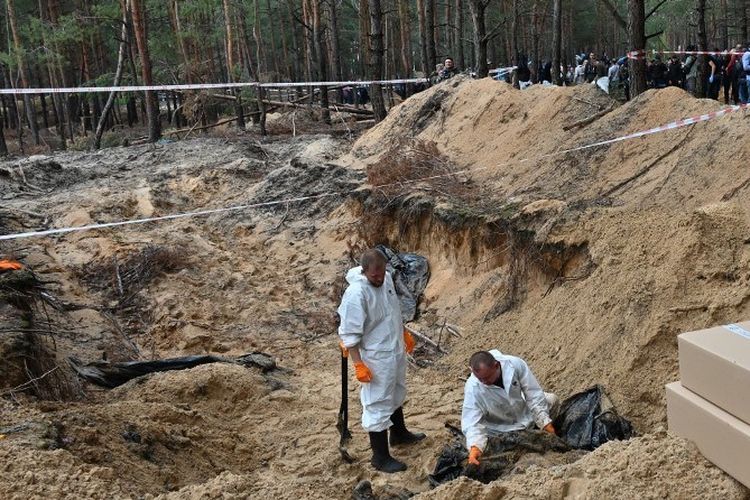 Pejabat Ukraina Temukan Tanda-Tanda Penyiksaan Pada Jasad di Kuburan Massal Izium
