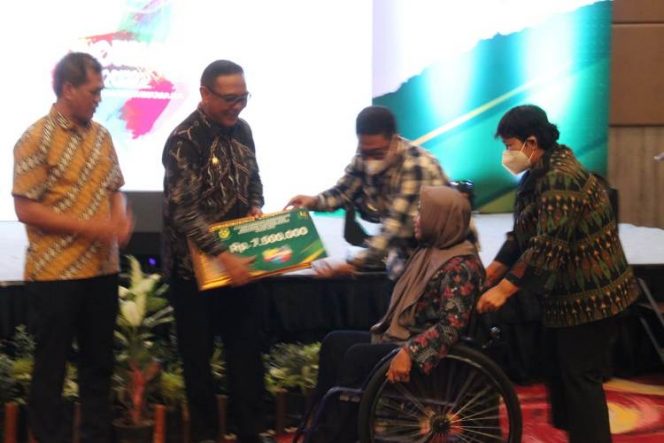 
 Plt Bupati Bogor Iwan Setiawan saat menyerahkan penghargaan kepada salah satu atlet di Haornas Award. (Foto: Istimewa/Bogordaily.net)