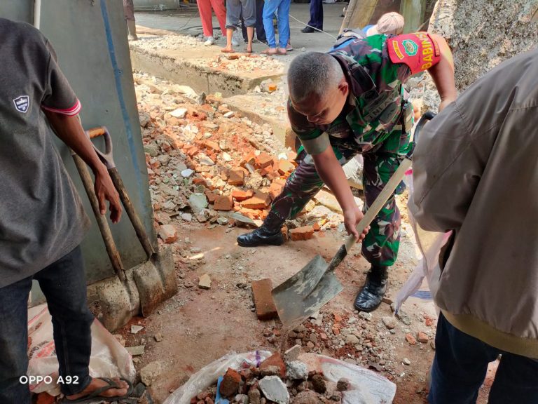 Tolong Menolong, Babinsa Kelurahan Tanah Sarael Gelar Giat Kerja Bakti Bersama Warga 