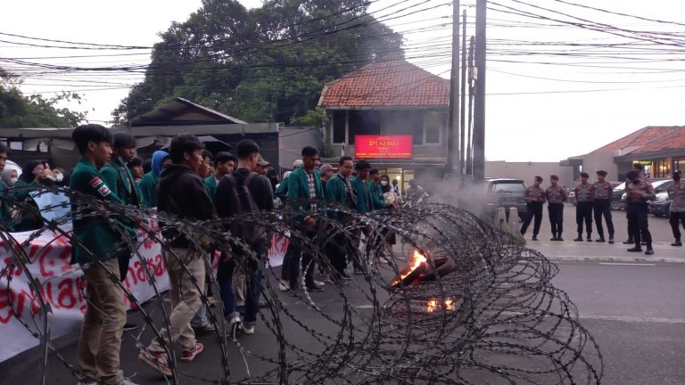 Mahasiswa UIKA Demo di Istana Negara dan Gedung DPRD Kota Bogor, Ini Tuntutannya!