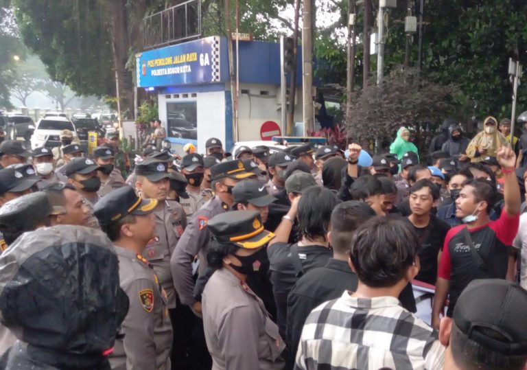 Demo Tolak BBM Mendekat ke Istana Bogor, Mahasiswa Dipukul Mundur