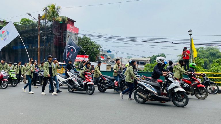 Mahasiswa Bogor Protes, Longmarch Mendorong Sepeda Motor