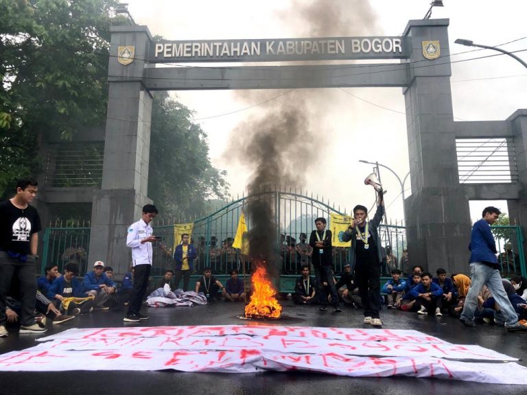 Diwarnai Bakar Ban, PMII Tolak Kenaikan BBM di Depan Gedung Pemkab Bogor