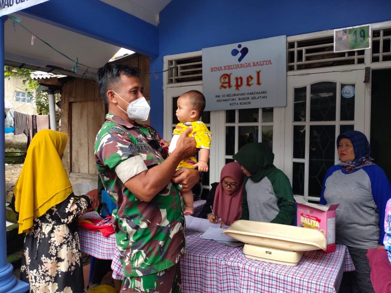 Sukseskan Bulan Imunisasi Anak Nasional, TNI Kawal Posyandu