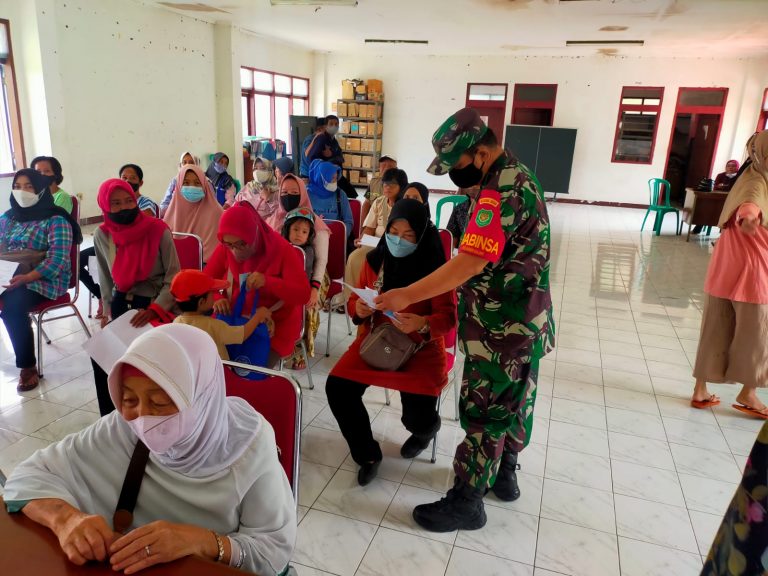 Ciptakan Rasa Aman, Babinsa Kota Bogor Kawal Penyaluran BLT BBM