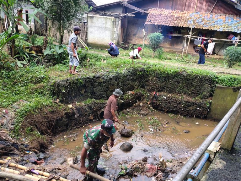 Cegah Banjir, Babinsa dan Warga Gotong Royong Benahi Irigasi Air