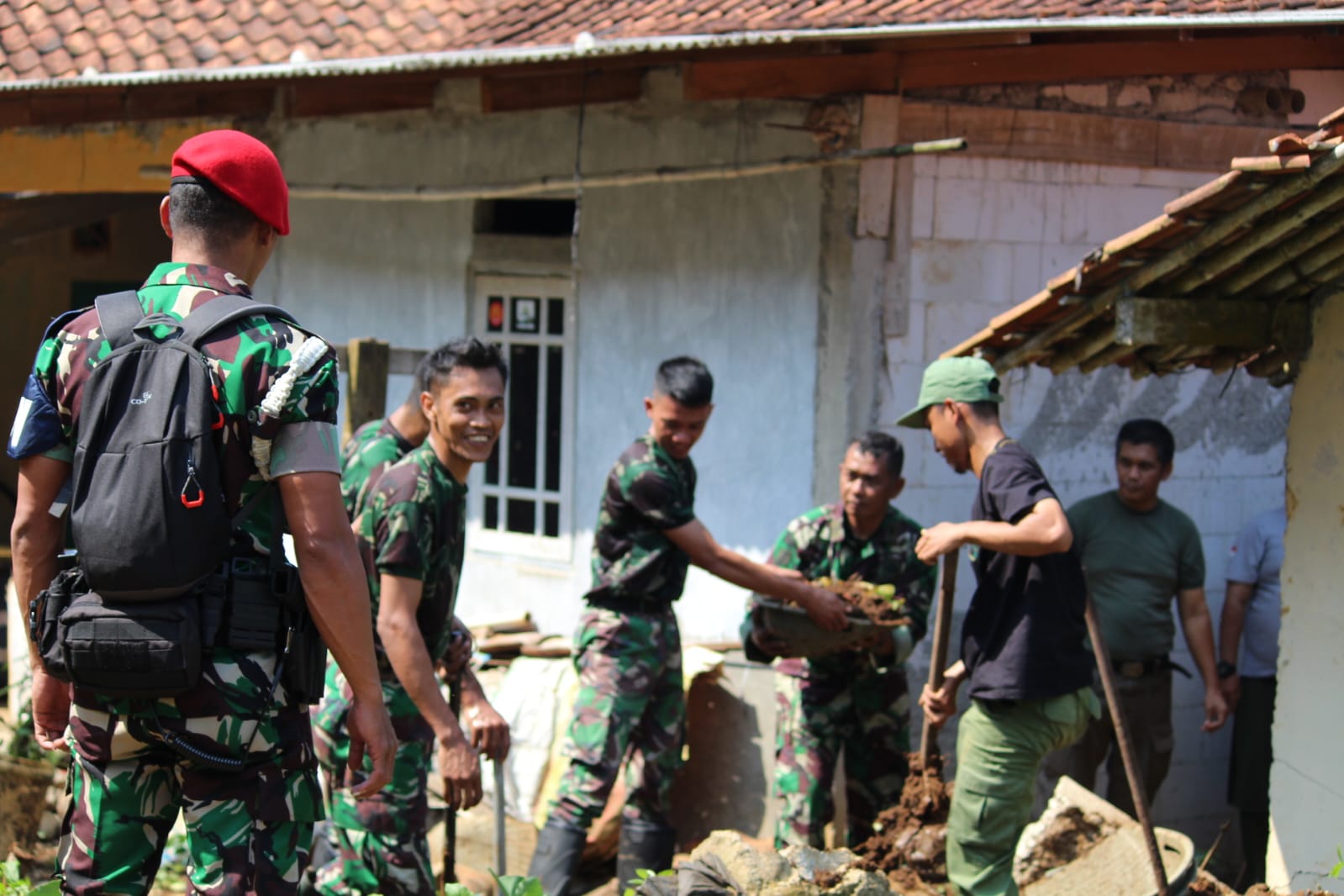 Baret Merah, Pol PP, Koramil, Polsek Dan Desa Gotong Royong Bersihkan ...