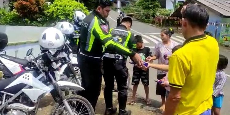 Anggota Polres Bogor Bersama Polda Jabar, Berikan Makanan Gratis di Kampung Citeko