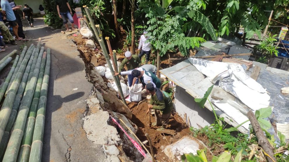 Gercep! Katar Kujang Gotong-royong Perbaiki Tebingan Longsor