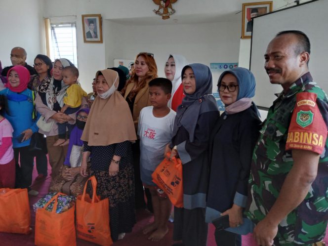 
 Babinsa Kalurahan Tanah Baru, Peltu Sali Poerbojo mengikuti kegiatan penyerahan bantuan dari DP3A di Aula Kelurahan Tanah Baru, Kecamatan Bogor Utara, Minggu 26 september 2022.