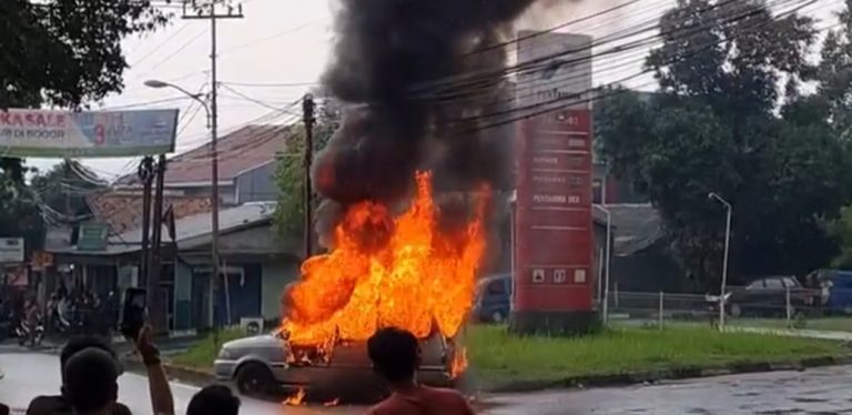 Detik-Detik Mobil Terbakar di Depan SPBU Leuwiliang