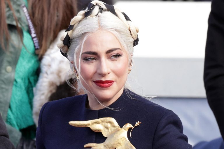 Konser Dihentikan Gegara Petir, Lady Gaga Nangis
