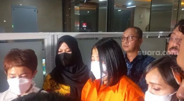 Sambil Menangis Pakai Baju Tahanan, Putri Candrawathi: Saya Ikhlas