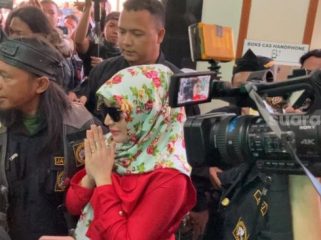 Roro Fitria dikawal saat menghadiri sidang cerai di Pengadilan Agama Jakarta Selatan. (Adiyoga Priyambodo/Suara.com/Bogordaily.net)

