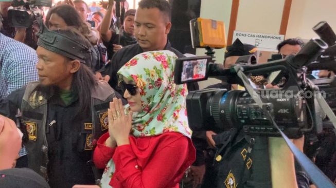 
 Roro Fitria dikawal saat menghadiri sidang cerai di Pengadilan Agama Jakarta Selatan. (Adiyoga Priyambodo/Suara.com/Bogordaily.net)
