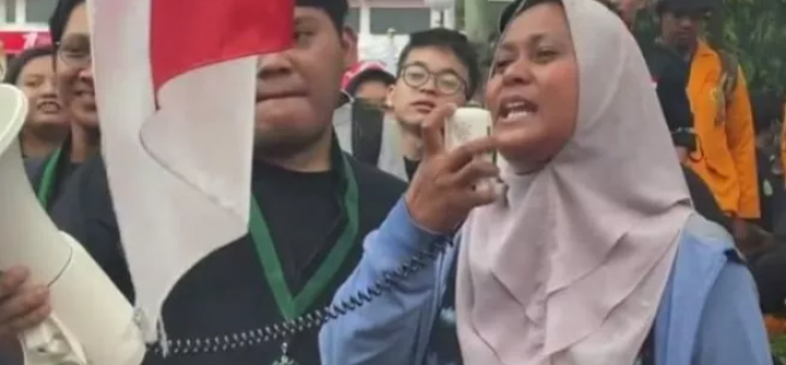 Garang! Lihat Nih Emak-emak Ikut Demo Tolak BBM Bareng Mahasiswa