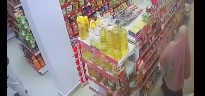Viral, Wanita Bercadar Terekam Kamera Curi Minyak Goreng di Minimarket