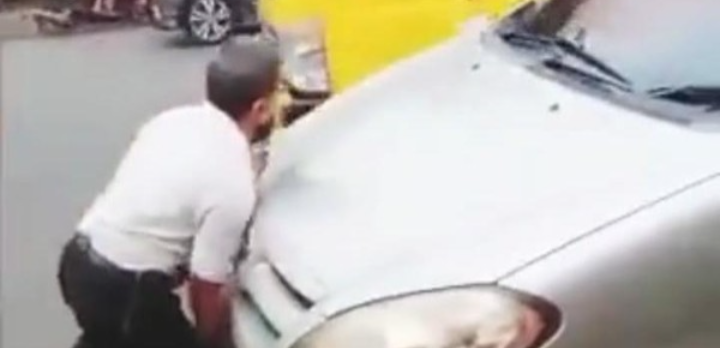 Viral Ogah Mundurkan Mobil, Oknum Ini Ternyata Bukan Polisi!
