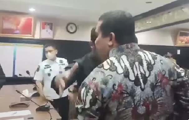 Heboh, Rakyat Vs Wakil Rakyat di Gedung DPRD Viral