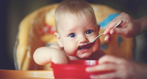 Jangan Kasih Makan Pisang untuk Bayi Umur 2 Bulan!