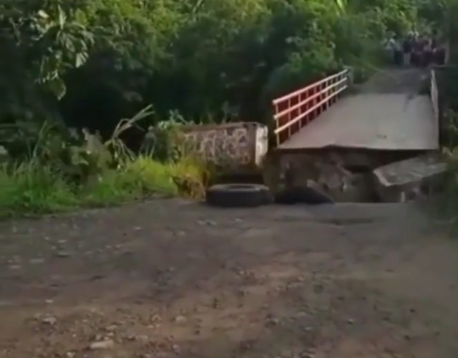 
 Jembatan di Desa Cicadas, Babakan Madang, Ambruk pada Kamis, 22 September 2022. (tangkapanlayar/Bogordaily.net)