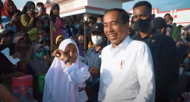 
 Jokowi tertawa dengar omelan anak SMA kepadanya. (YouTube/Sekretariat Presiden)