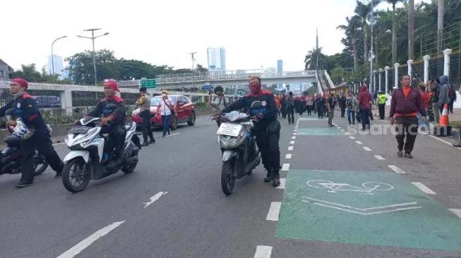 Tolak Kenaikan BBM, Massa Buruh Long March Sambil Dorong Motor ke DPR