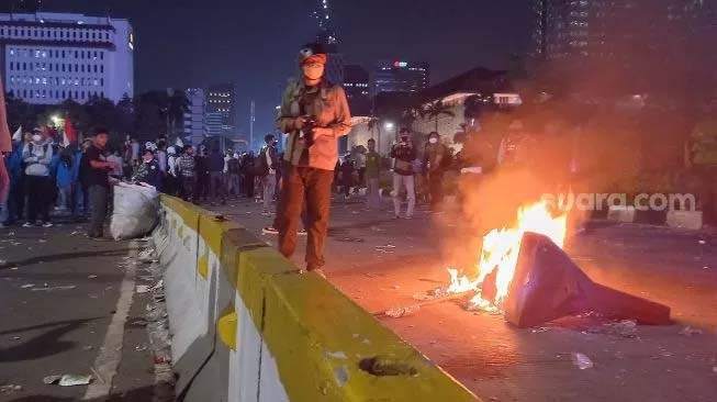 Demo Kenaikan Harga BBM Ricuh, Massa Lempar Ban yang Dibakar