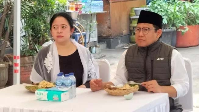 
 Puan Maharani dan Muhaimin Iskandar atau Cak Imin makan bareng di warung pecel usai berziarah ke TMP Kalibata, Minggu, 25 September 2022. (Yasir/Suara.com/Bogordaily.net)
