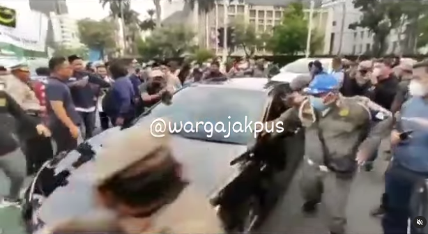 Ditumpangi Wali Kota, Mobil Dinas Dicegat Pendemo! Videonya Viral