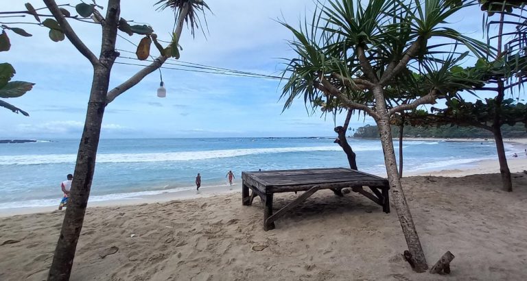 Pantai Legon Pari, Surga Tersembunyi di Banten yang Jarang Terjamah