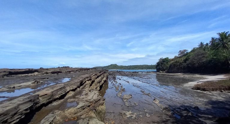 Rute dan Harga Karcis Pantai Karang Taraje, Murah Meriah Memicu Adrenalin