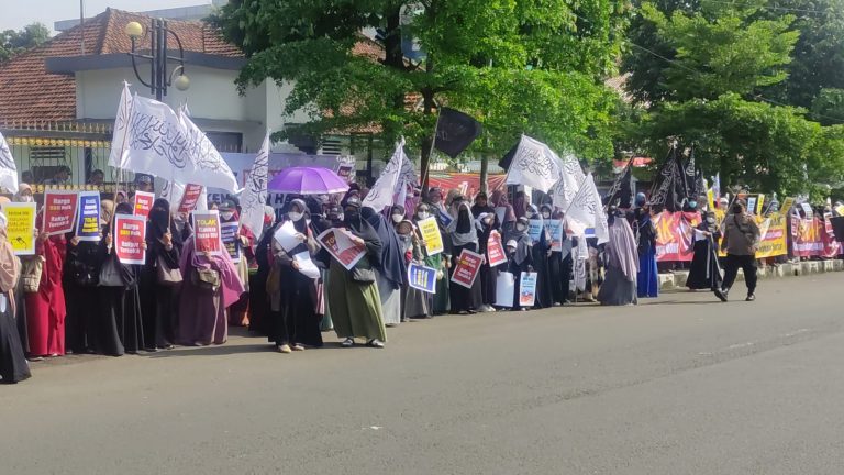Tolak Kenaikan BBM, Massa Kembali Geruduk Istana Bogor