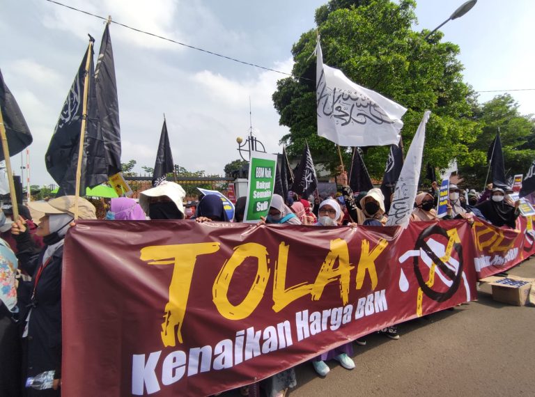 Harga BBM Naik, Giliran Massa FKUIB Demo di DPRD Kota Bogor