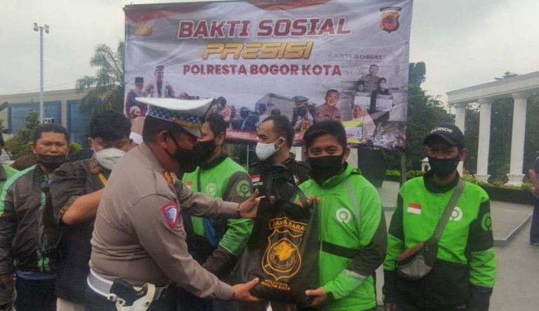 Terima Kasih Pak Polisi, Polresta Bogor Kota Bagi-Bagi Sembako di Tugu Kujang