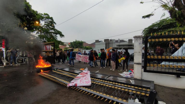 Gerbang DPRD Kota Bogor Jebol, Jadi Korban Amarah Mahasiswa Bogor