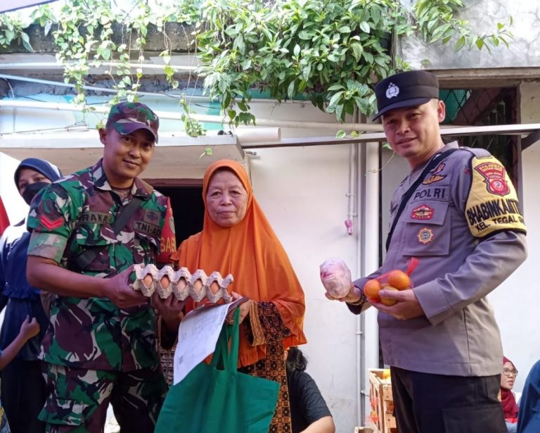 Babinsa Awasi Pembagian Bantuan Sosial di 4 Wilayah Kota Bogor