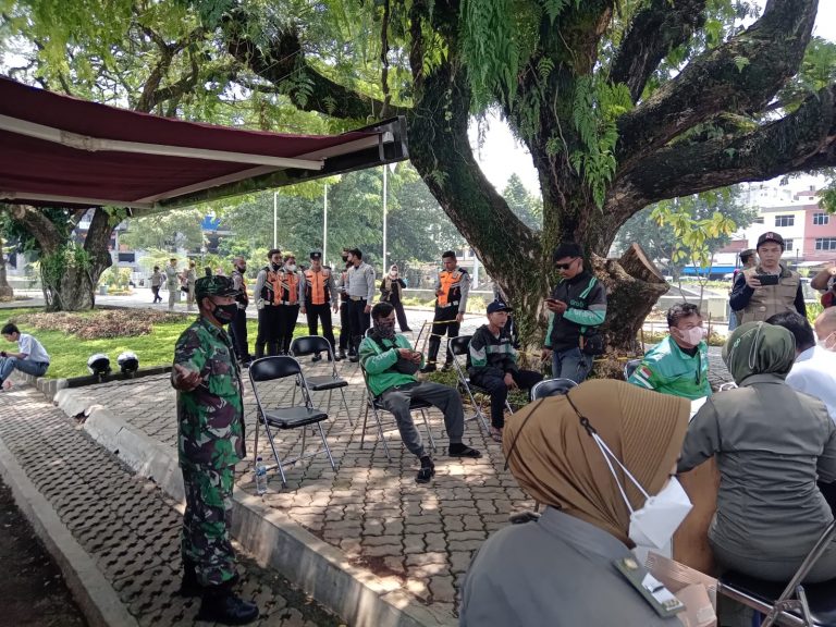 Babinsa Cibogor Turun ke Lokasi Penegakan Perda di Alun-Alun Kota Bogor