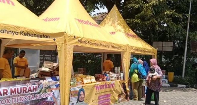 
 Suasana Pasar Murah Warkum di area kantor Kecamatan Bogor Utara, Kota Bogor, pada Kamis 15 September 2022. (Irfan/Bogordaily.net)