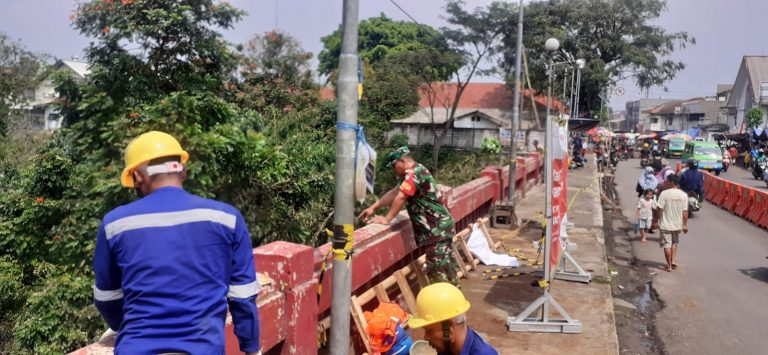 Babinsa Ciwaringin Monitoring Jembatan MA Salmun