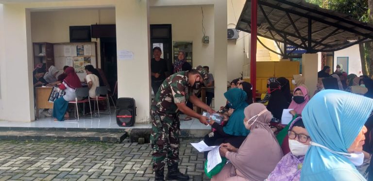 BNPT Disalurkan Kepada Warga Kelurahan Pasir Jaya, Babinsa Terjun Mengawal